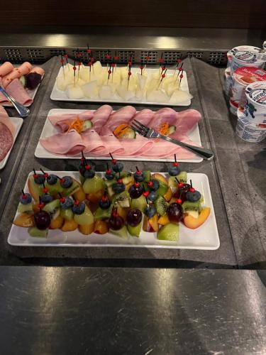 ゲーヴェルスベルクにあるHotel zum Postwagenのテーブルに並べた料理3皿