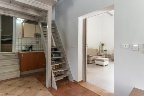 un escalier en colimaçon dans une cuisine et un salon dans l'établissement Apartment Kanalec, à Tolmin