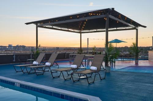 a pool with lounge chairs and a pavilion on a rooftop at The Ven at Embassy Row, Washington, D.C., a Tribute Portfolio Hotel in Washington, D.C.