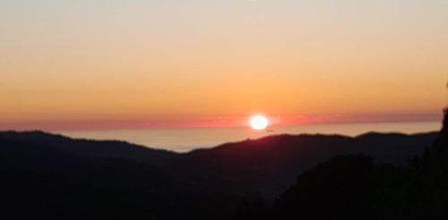 una puesta de sol sobre las montañas con el sol en el cielo en B&B Quattro Lune, en Prignano Cilento