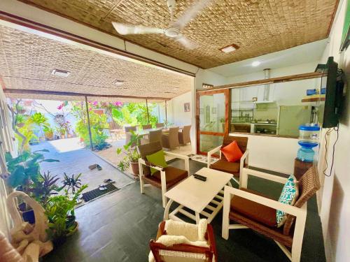 Habitación con mesa, sillas y cocina. en Thulusdhoo Garden Villa en Thulusdhoo