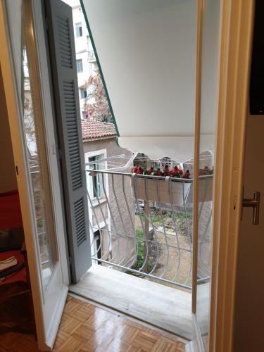 een open deur naar een balkon met uitzicht bij LIVANOS Charming Studio Steps from Metro in Athene