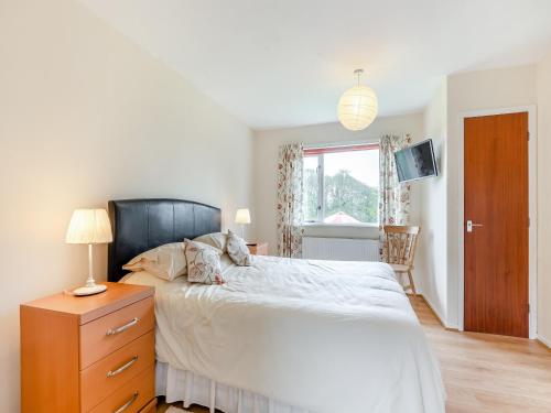 - une chambre avec un lit, une commode et une fenêtre dans l'établissement Cambrian Mountain View, à Llanafan-fawr