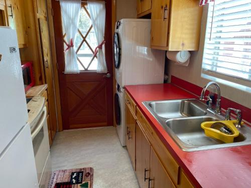 Elle comprend une petite cuisine équipée d'un évier et d'un réfrigérateur. dans l'établissement White Owl Retreat Yellowstone Grand Teton, à Island Park