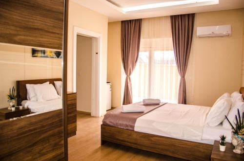 1 dormitorio con cama y ventana en Flamingo Residence, en Antalya