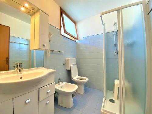 Koupelna v ubytování Bibione Residence Apartments