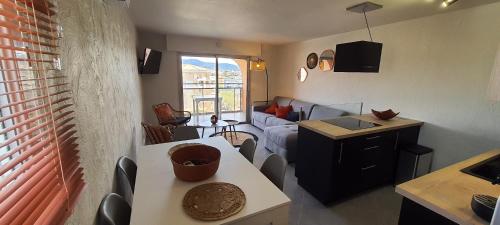 un petit salon avec un canapé et une table dans l'établissement Duplex Fréjus Plage, 2' plage et commerces, à Fréjus