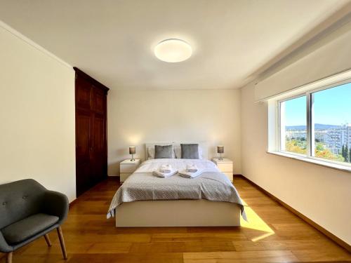 1 dormitorio con 1 cama, 1 silla y 1 ventana en Faro Rising by Homing, en Faro