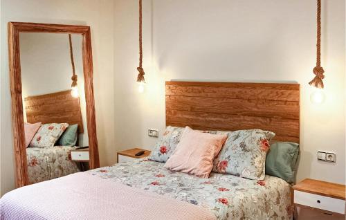 um quarto com uma cama e um espelho grande em 3 Bedroom Stunning Apartment In Vimianzo em Vimianzo