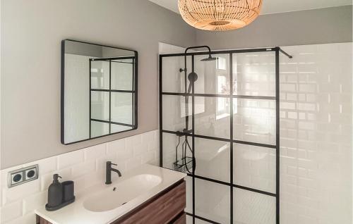 bagno con lavandino e doccia con specchio di 3 Bedroom Stunning Apartment In Vimianzo a Vimianzo