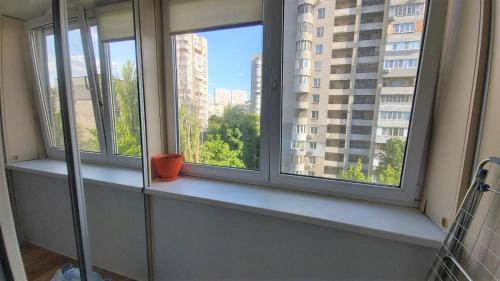 een vensterbank met 3 ramen in een badkamer bij Апартаменти поруч з метро Лівобережна in Kiev