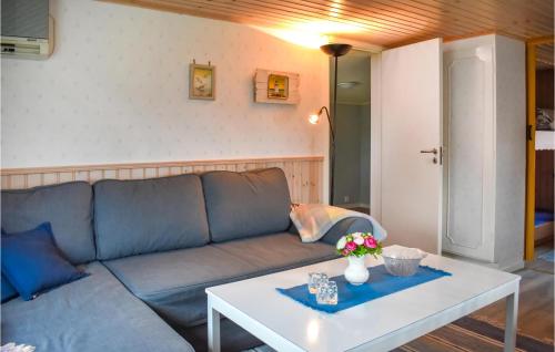 sala de estar con sofá y mesa en Beautiful Home In Ronneby With House Sea View, en Ronneby