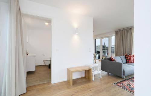 Sala de estar blanca con sofá y mesa en Stunning Apartment In Lembruch-dmmer See With Lake View, en Lembruch