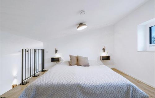 Krevet ili kreveti u jedinici u objektu 3 Bedroom Lovely Home In Lembruch-dmmer See