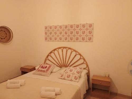 1 dormitorio con 1 cama con 2 toallas en ASSUMBRA Casa Vacanze, en Santa Maria Navarrese