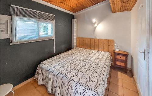 een slaapkamer met een bed met een wit dekbed bij Nice Home In Aumelas With Wifi in Aumelas