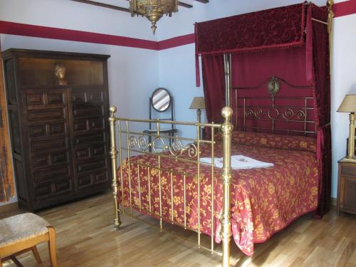 En eller flere senge i et værelse på Casa Rural Cuatro de Oros