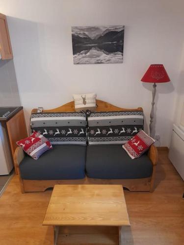 un salon avec un canapé et une table dans l'établissement Superbe appartement Décoration montagne Centre Loudenvielle, à Loudenvielle