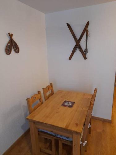 - une table et des chaises en bois dans l'établissement Superbe appartement Décoration montagne Centre Loudenvielle, à Loudenvielle