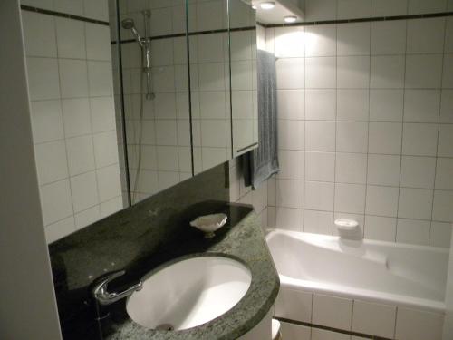 y baño con lavabo, aseo y bañera. en Atlantic 0635, en Koksijde