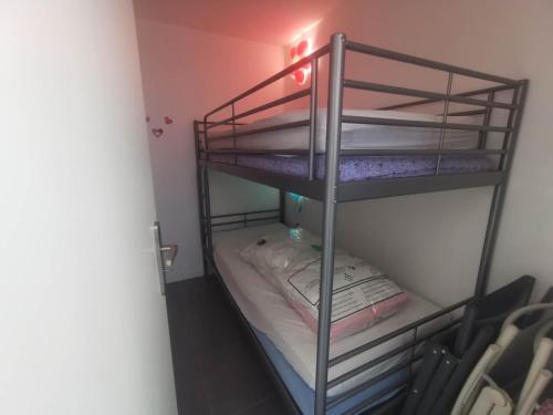 une petite pièce avec deux lits superposés dans l'établissement 5041 Tennis Village 307, au Cap d'Agde