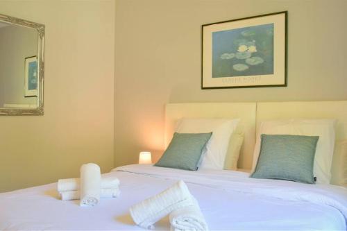 une chambre avec deux lits avec des serviettes dessus dans l'établissement Villa Sea, Surf & Golf - Saubion - Hossegor, à Saubion