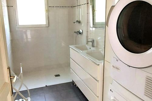 une salle de bain blanche avec un lavabo et un miroir dans l'établissement Villa Sea, Surf & Golf - Saubion - Hossegor, à Saubion