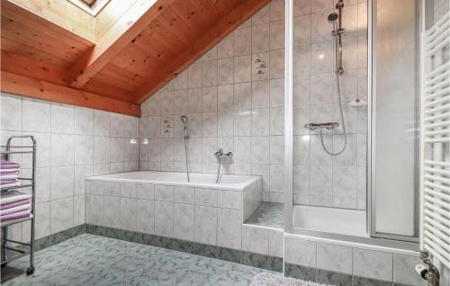y baño con ducha y bañera. en Stunning Home In Steinfeld With Wifi, en Steinfeld