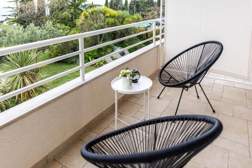 balkon z 2 krzesłami i stołem w obiekcie Luxury Apartments Klara w Splicie