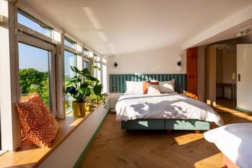 ein Schlafzimmer mit einem Bett und einem großen Fenster in der Unterkunft Fragola Apartments Old Town in Krakau