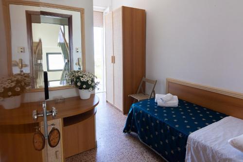 Una cama o camas en una habitación de Hotel Atlas