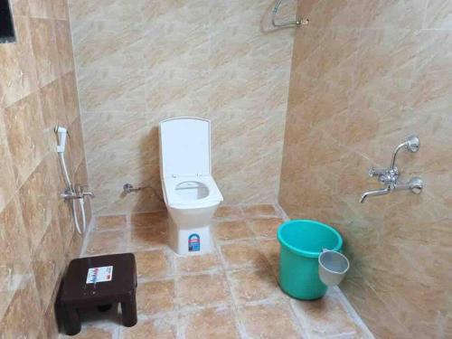 łazienka z toaletą i koszem na śmieci w obiekcie Sandcastle Cottages 3 WiFi - SmartTV - Parking - Diveagar w mieście Diveagar