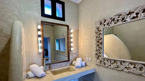 a bathroom with a sink and a mirror at Quelque part au barrage in Marrakech