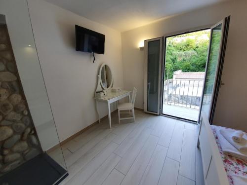 a room with a bathroom with a table and a window at Il Daviduccio ibla in Ragusa