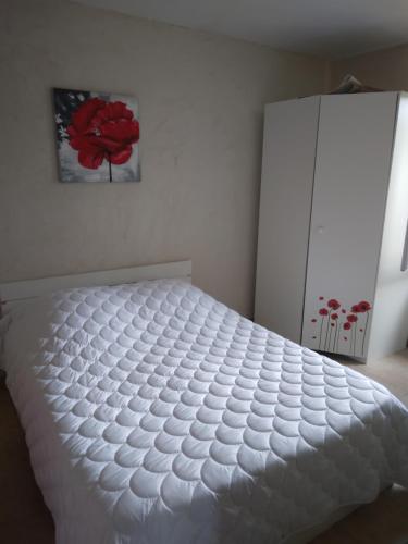 Een bed of bedden in een kamer bij Chambre d'hôtes en Provence, au pied du Luberon "Les Coquelicots"