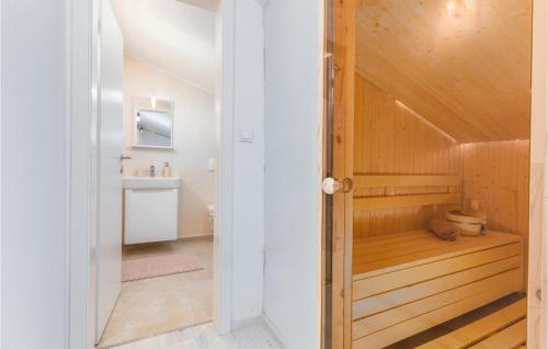 ein Bad mit einem WC und einem Waschbecken in der Unterkunft Nice Home In Betiga With Sauna, Outdoor Swimming Pool And Jacuzzi in Barbariga