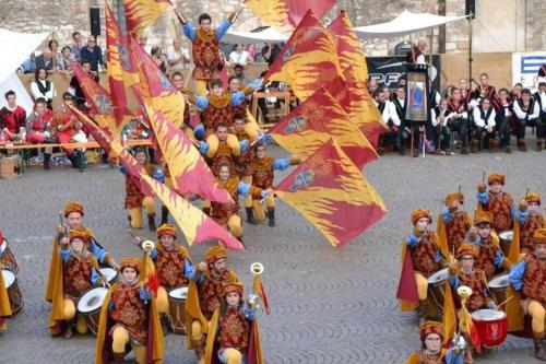 a group of people dressed in costumes in a parade at Casa Vacanze “ Fonte del Borgo” in Lanciano