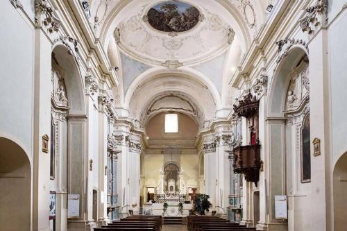 a large church with a large ceiling and pews at Casa Vacanze “ Fonte del Borgo” in Lanciano