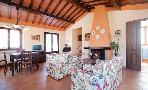 een woonkamer met 2 banken en een open haard bij I Borghi in San Gimignano