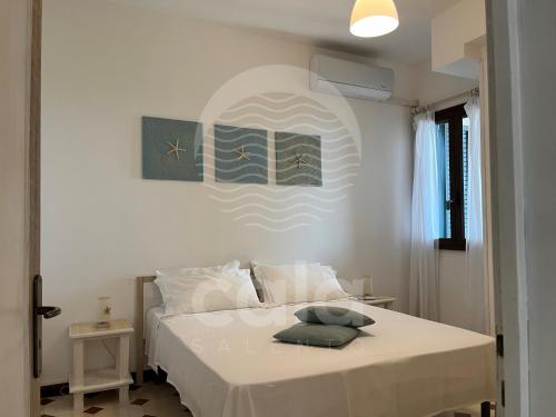 トッレ・ラピッロにあるCasa Marinaのベッドルーム1室(白いベッド1台、枕2つ付)