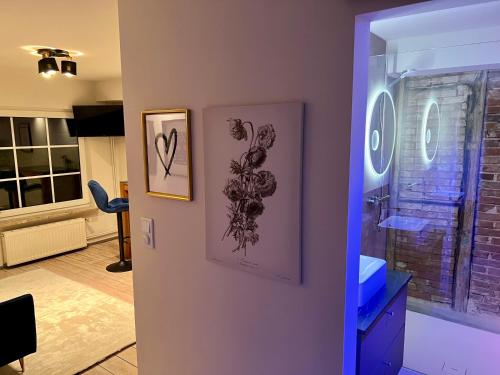 a room with two pictures on the wall and a window at Stilvolles Apartment mit Saunazugang in Burg