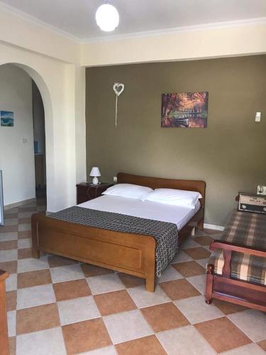 a bedroom with a large bed in a room at Joni's house in Piqeras