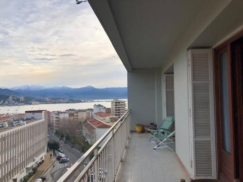 アジャクシオにあるTrès bel appartement avec terrasse de 87m2 avec une superbe vue panoramique sur la baie d Ajaccioの街の景色を望むバルコニー