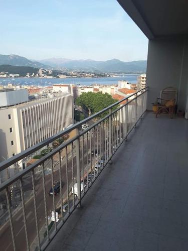 Très bel appartement avec terrasse de 87m2 avec une superbe vue panoramique sur la baie d Ajaccio