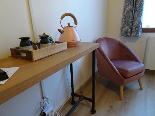 a desk with a chair and a tea kettle on it at La Méridienne - Chambres d'hôtes in Venterol