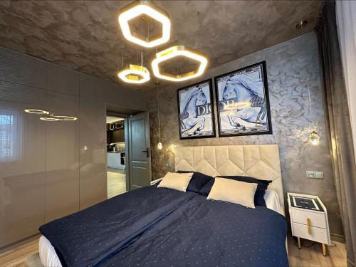 1 dormitorio con 1 cama azul grande en una habitación en Apartmán Maťko, en Levice