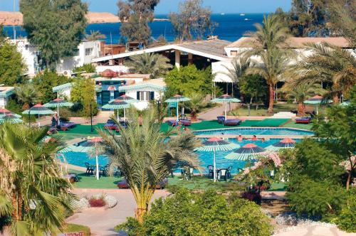 een luchtzicht op een resort met een zwembad bij Ghazala Beach in Sharm El Sheikh