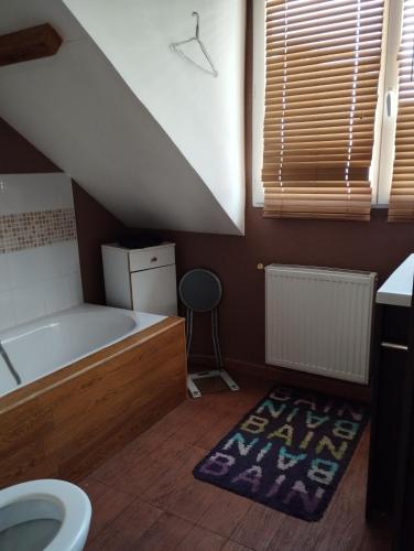 une petite salle de bain avec un lit et un lavabo dans l'établissement Maison Le Mans, au Mans
