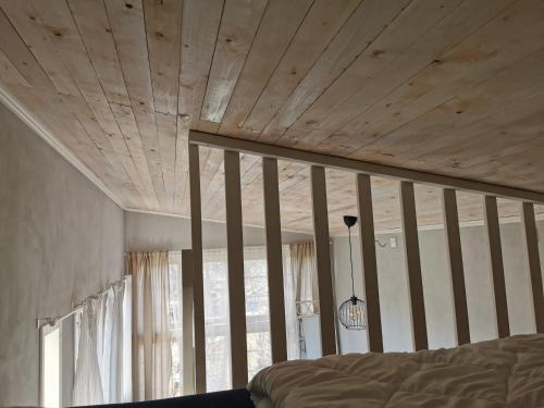 um quarto com um tecto de madeira e uma cama em Lilla stugan em Gotemburgo