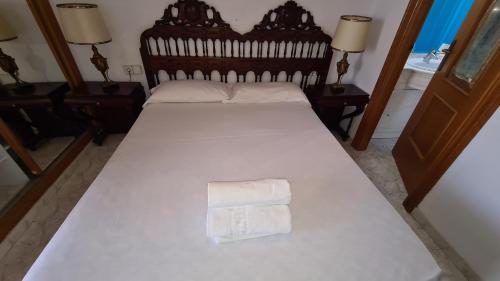 ベニドルムにあるMiramarの大きな白いベッド(タオル2枚付)